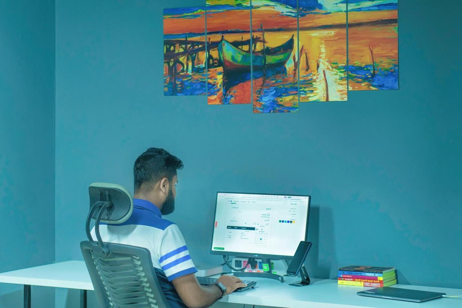 Professioneller Arbeitsplatz mit Finanzunterlagen und Laptop