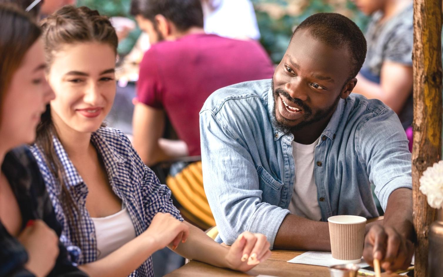 Strukturierte Dokumentenablage in modernem Büro